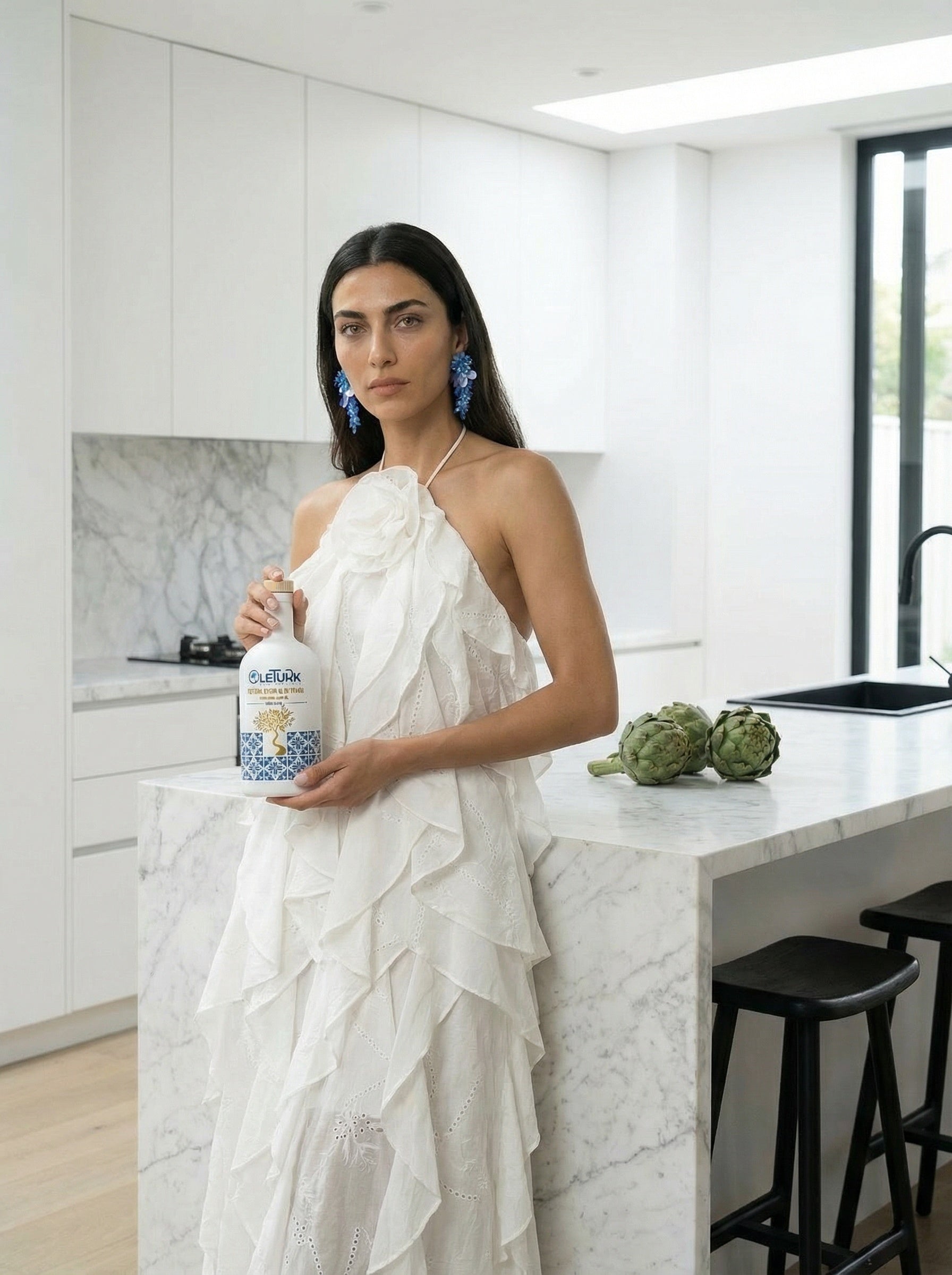 modern mutfakta natürel sızma zeytinyağı kullanan kadın OleTurk