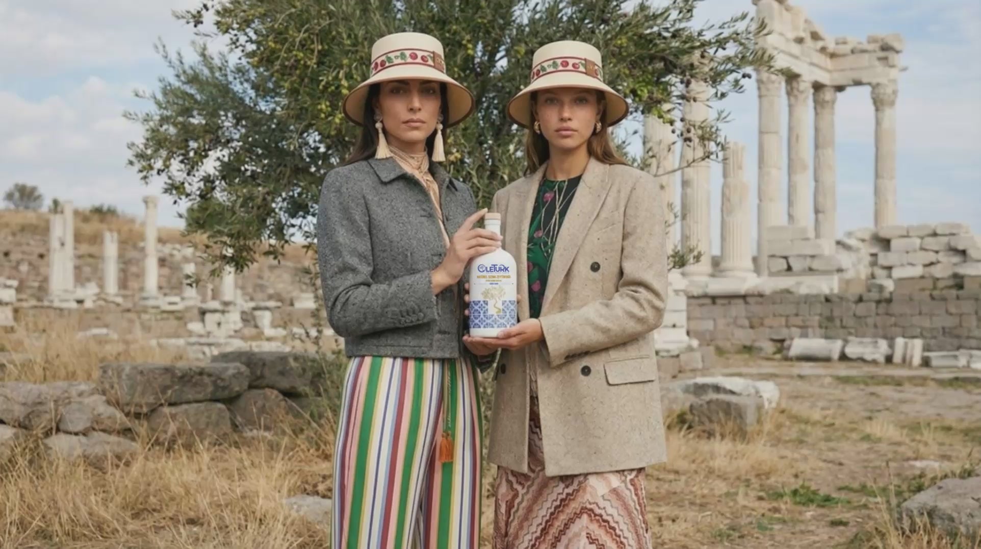 Bergama antik kentte model ile natürel sızma zeytinyağı OleTurk