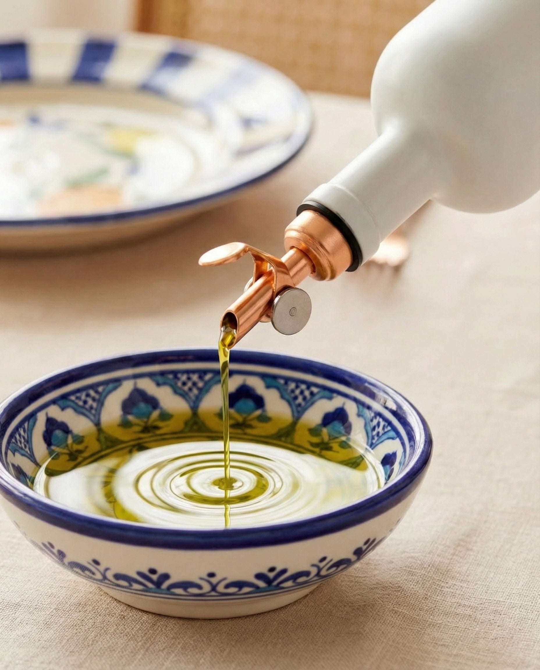 zeytinyağı dökücü aparat ile salata üzerine yağ ekleme OleTurk