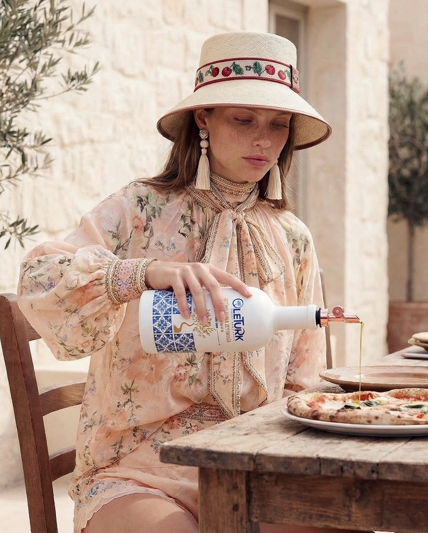 natürel sızma zeytinyağı ile yemek yapan kadın OleTurk