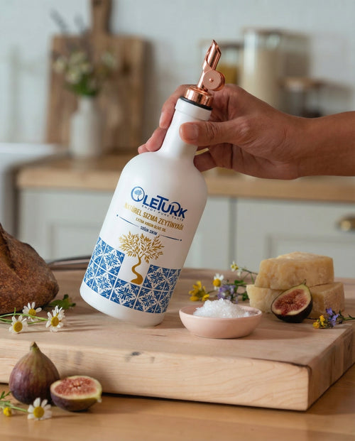 mutfakta natürel sızma zeytinyağı kullanan el OleTurk